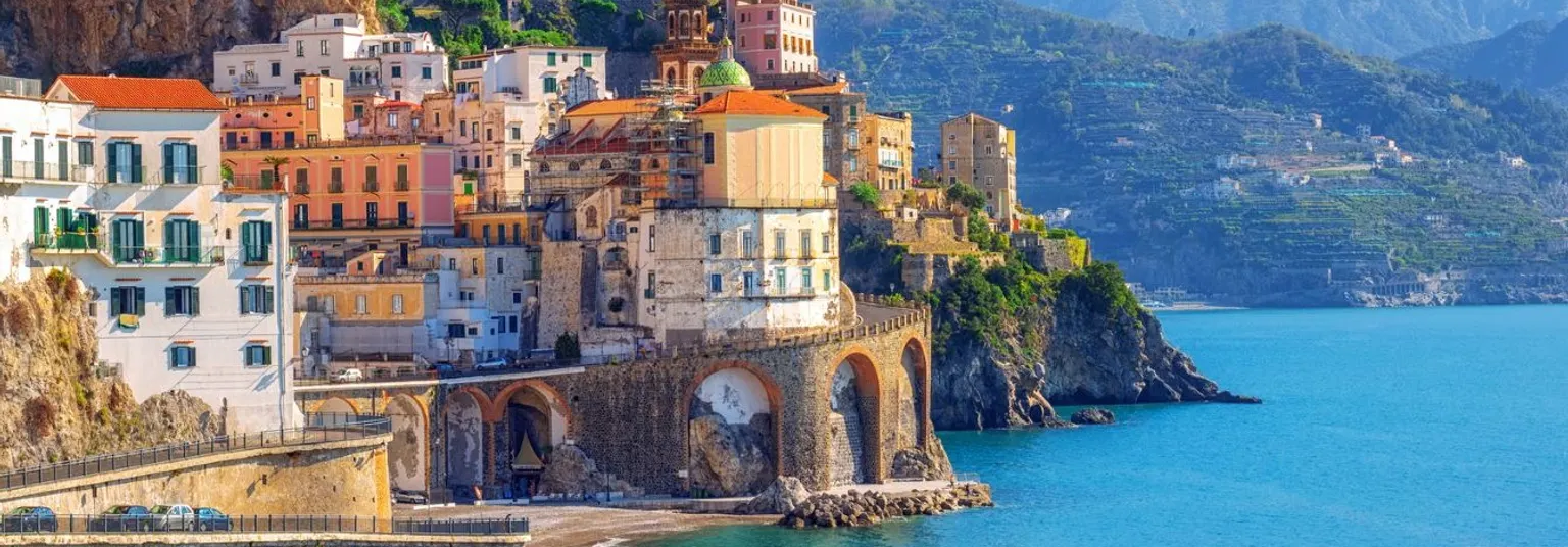 Uitzicht op het stadje Atrani gelegen aan de Amalfikust in Italië